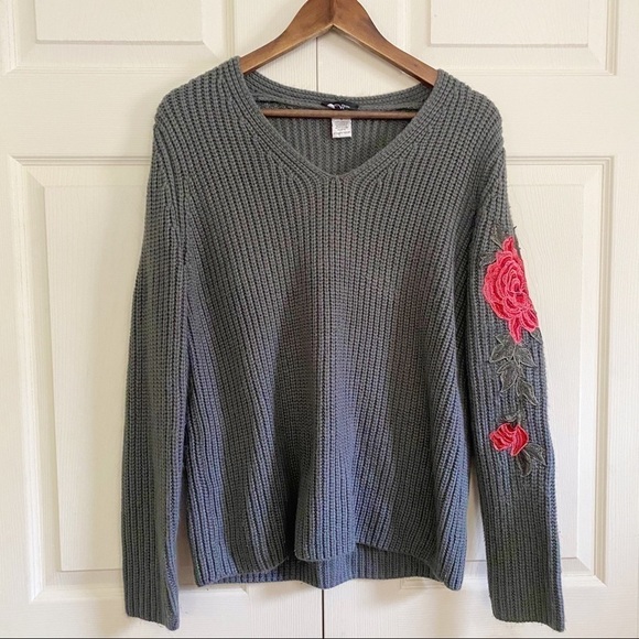 Studio Works Gray Chunky Knit Ribbed Floral Patch Knit Long Sleeve Sweater - Picture 5 of 5